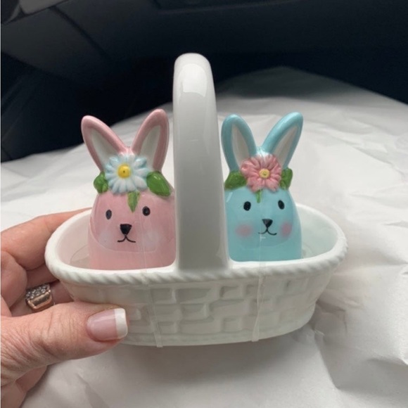 POTTER'S STUDIO "EASTER BASKET PINK & BLUE BUNNIES” Salt and Pepper Set NEW - Picture 1 of 4